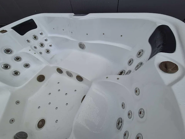 6 persoons jacuzzi en buitenspa - afbeelding 1 van  14