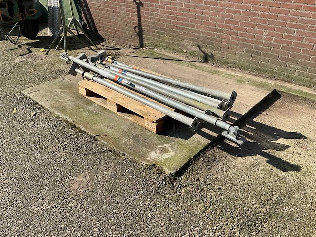 6 schroefstempel en 1 afstandhouder - afbeelding 1 van  1