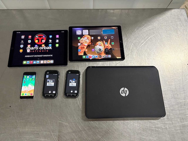 6 x communicatie handheld, 2 x cat c30, 2 x ipad aplle model a1670, 1 x apple iphone, 1 x hp laptop - afbeelding 1 van  8
