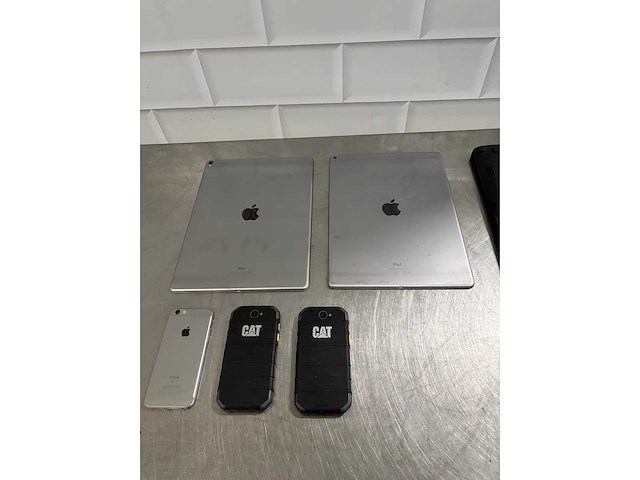 6 x communicatie handheld, 2 x cat c30, 2 x ipad aplle model a1670, 1 x apple iphone, 1 x hp laptop - afbeelding 4 van  8