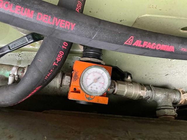 600l dieseltank met spuit op lucht - afbeelding 8 van  25