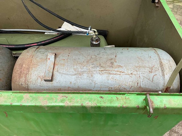 600l dieseltank met spuit op lucht - afbeelding 13 van  25