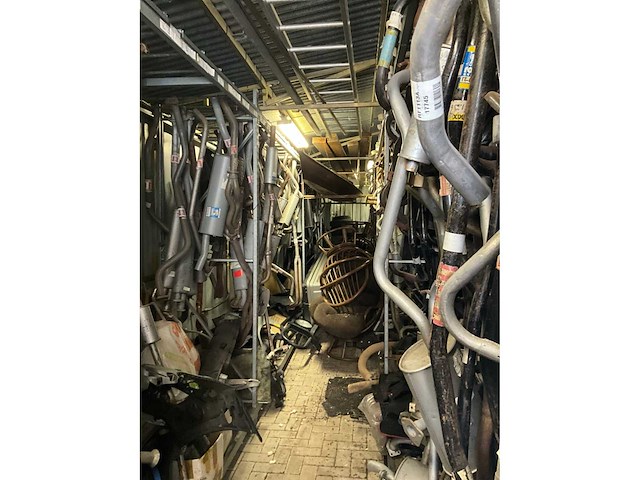 60m2 voorraad - uitlaatsystemen, carroseriedelen, remkabels, stellingen, remonderdelen en toebehoren - afbeelding 3 van  29