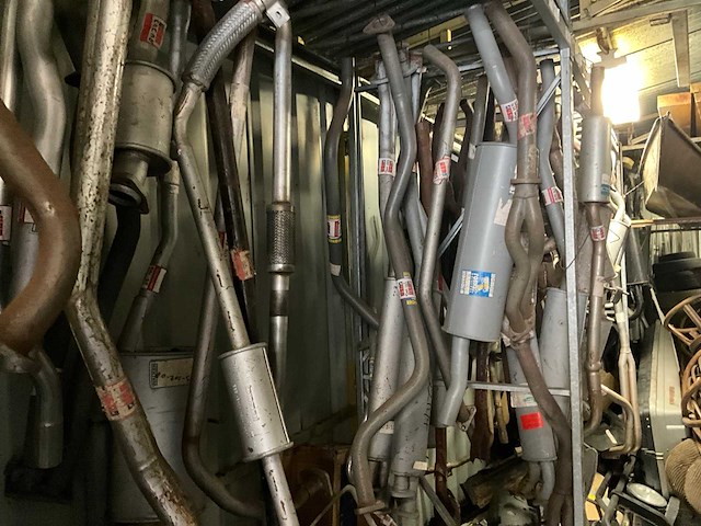 60m2 voorraad - uitlaatsystemen, carroseriedelen, remkabels, stellingen, remonderdelen en toebehoren - afbeelding 5 van  29