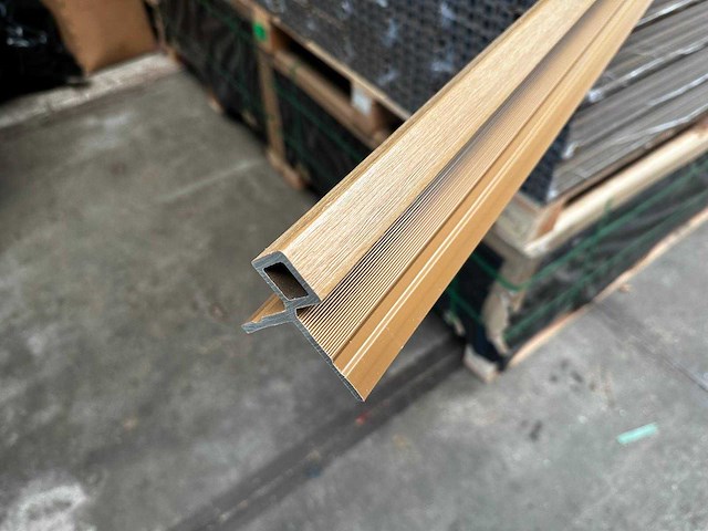 60x composiet hoekprofiel eiken/licht bruin voor gevelbekleding - 280 cm lang - afbeelding 2 van  3