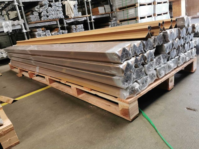60x composiet hoekprofiel eiken/licht bruin voor gevelbekleding - 280 cm lang - afbeelding 2 van  3