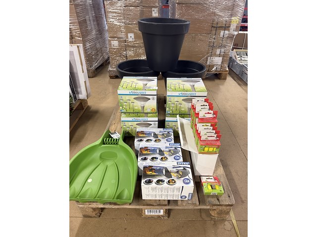 60x tuinartikelen w.o. tuinverlichting, bloempotten, multifunctionele led lamp, bladschep w.o. intex, progarden - afbeelding 1 van  9