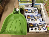 60x tuinartikelen w.o. tuinverlichting, bloempotten, multifunctionele led lamp, bladschep w.o. intex, progarden - afbeelding 2 van  9