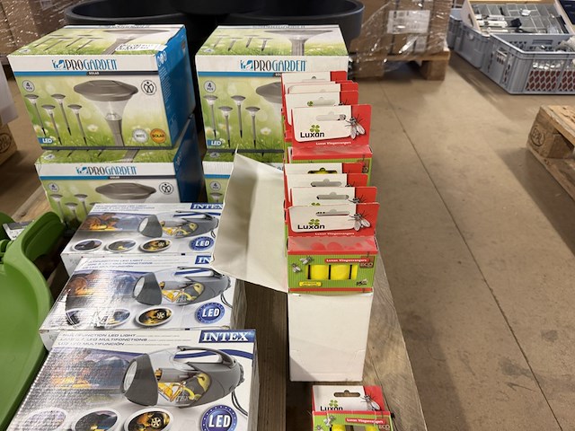 60x tuinartikelen w.o. tuinverlichting, bloempotten, multifunctionele led lamp, bladschep w.o. intex, progarden - afbeelding 4 van  9