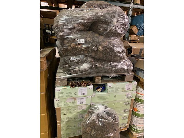 6x dennenappels, zak a 10 kilo - afbeelding 1 van  5