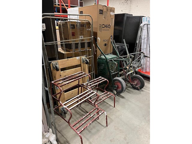 6x divers bouwmateriaal w.o. kruiwagens en trappen - afbeelding 1 van  5