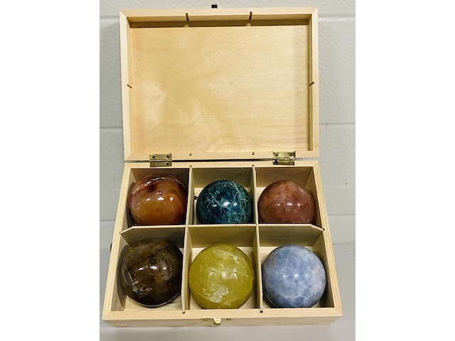 6x edelsteenbollen in houten bak - afbeelding 1 van  5