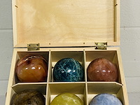 6x edelsteenbollen in houten bak - afbeelding 1 van  5