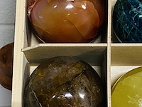 6x edelsteenbollen in houten bak - afbeelding 3 van  5