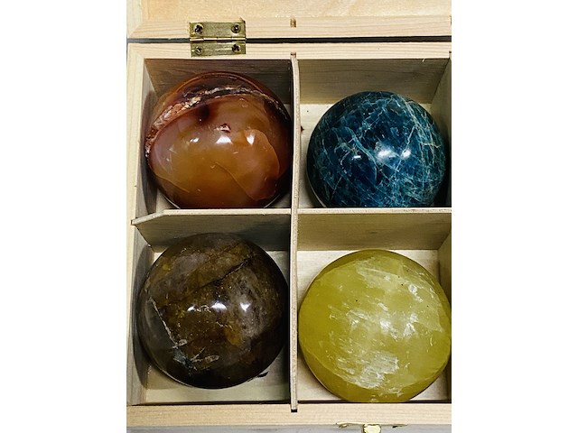 6x edelsteenbollen in houten bak - afbeelding 4 van  5