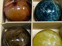 6x edelsteenbollen in houten bak - afbeelding 4 van  5