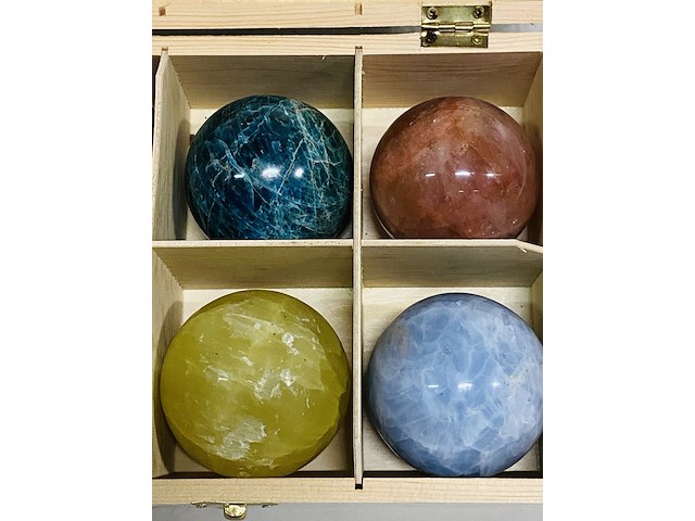 6x edelsteenbollen in houten bak - afbeelding 5 van  5