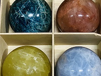 6x edelsteenbollen in houten bak - afbeelding 5 van  5