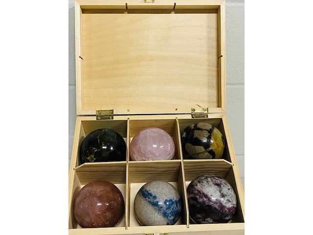 6x edelsteenbollen in houten kist - afbeelding 1 van  3