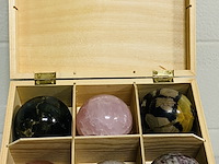 6x edelsteenbollen in houten kist - afbeelding 1 van  3