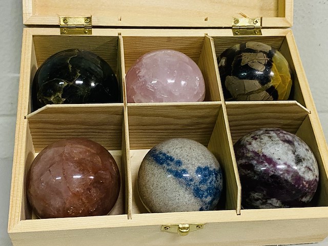 6x edelsteenbollen in houten kist - afbeelding 2 van  3