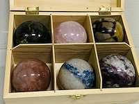 6x edelsteenbollen in houten kist - afbeelding 2 van  3