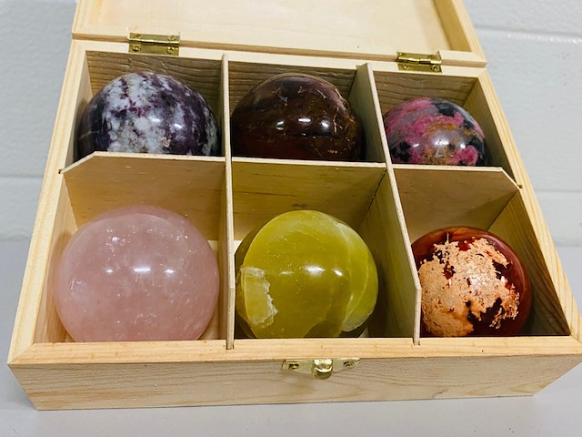 6x edelsteenbollen in houten kist - afbeelding 1 van  7