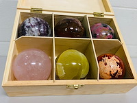 6x edelsteenbollen in houten kist - afbeelding 1 van  7