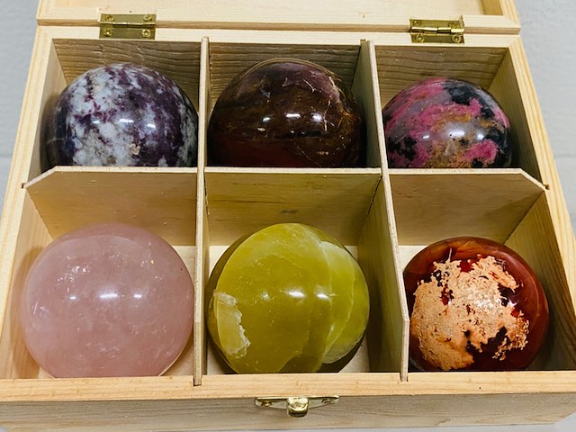 6x edelsteenbollen in houten kist - afbeelding 2 van  7