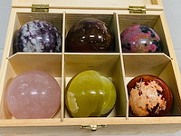 6x edelsteenbollen in houten kist - afbeelding 2 van  7