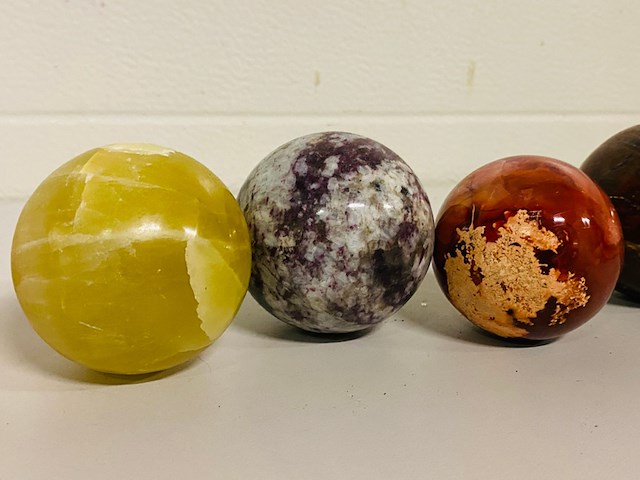 6x edelsteenbollen in houten kist - afbeelding 5 van  7