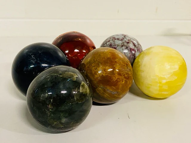6x edelsteenbollen in houten kist - afbeelding 2 van  5