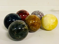 6x edelsteenbollen in houten kist - afbeelding 2 van  5