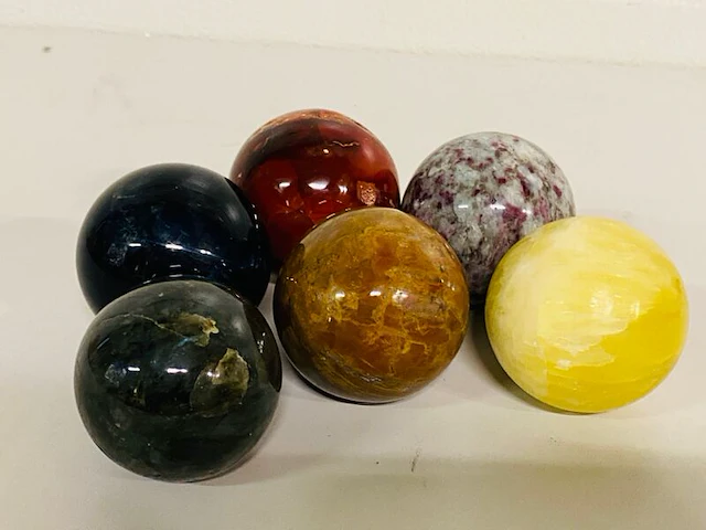 6x edelsteenbollen in houten kist - afbeelding 4 van  5