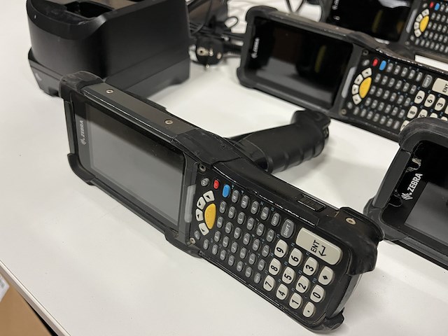 6x handheld computer, 10x accu, 2x acculader zebra, mc930b - afbeelding 2 van  7