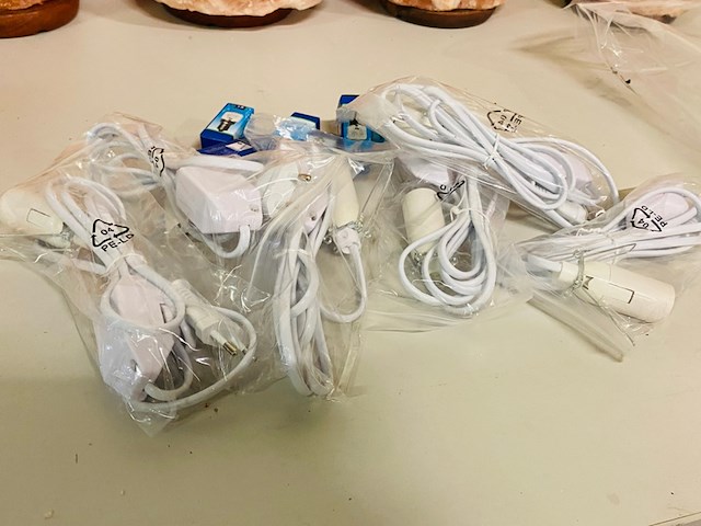 6x himalaya zoutlampen met houten voet - afbeelding 7 van  8