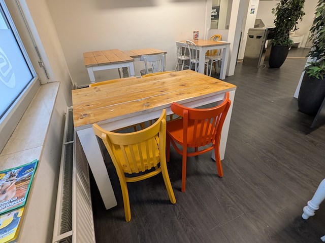 6x houten kantinetafel en 11x stoel - afbeelding 1 van  8