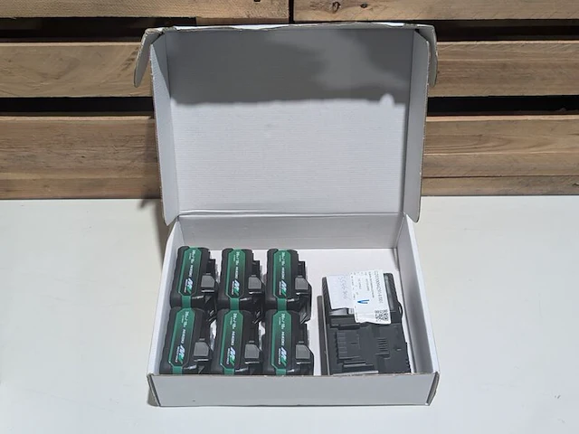 6x multi volt accu, hikoki, bsl 36a18x, en snellader uc18ysl3 - afbeelding 2 van  4