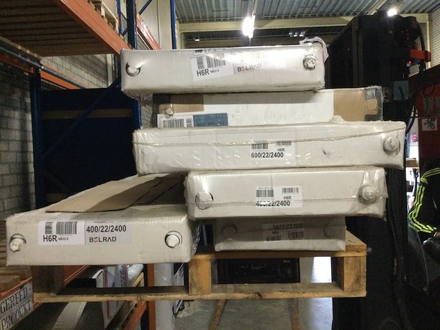 6x radiatoren op een pallet, diverse soorten, maten, belrad - afbeelding 1 van  8