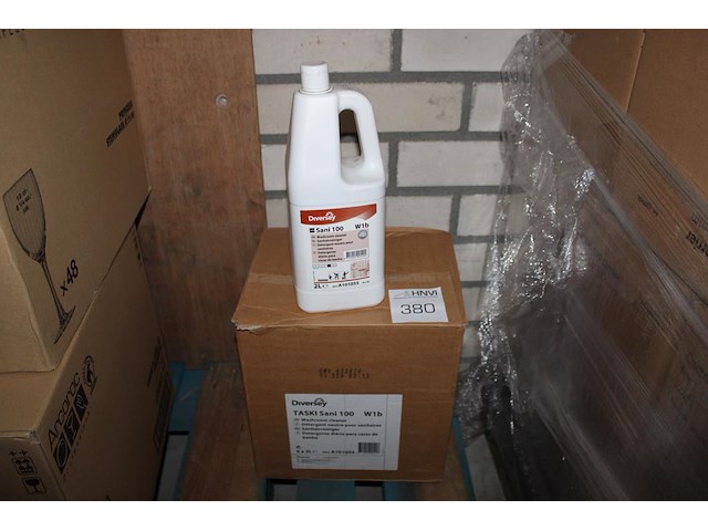7 flessen reiniger diversey. ca. 13 liter. - afbeelding 1 van  2