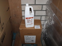7 flessen reiniger diversey. ca. 13 liter. - afbeelding 1 van  2