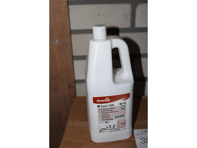 7 flessen reiniger diversey. ca. 13 liter. - afbeelding 2 van  2