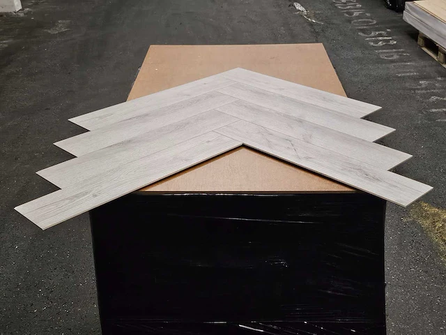 7 m2 laminaat visgraat - 665 x 133 x 8 mm - afbeelding 3 van  3