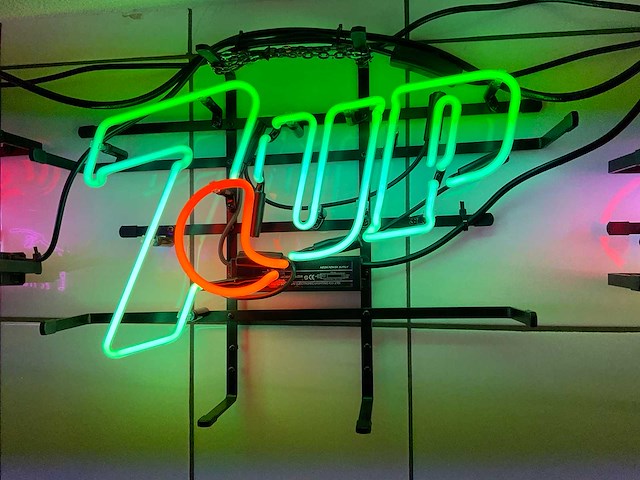 7-up glas neon decoratie - afbeelding 1 van  1