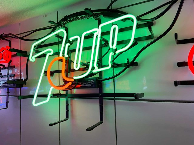 7-up glas neon decoratie - afbeelding 1 van  2