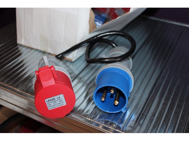 7 verloopkabels cee16 blauw naar cee16 rood. - afbeelding 1 van  3