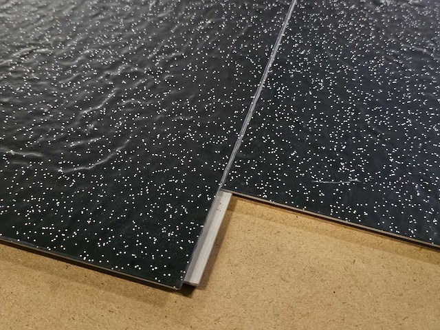 70 m2 pvc click tegel - 610 x 305 x 5,8 mm - afbeelding 2 van  3