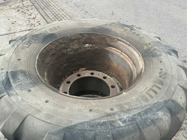 700/45-22.5 bandenset op 10 gaats velg voor graafmachine - afbeelding 6 van  17