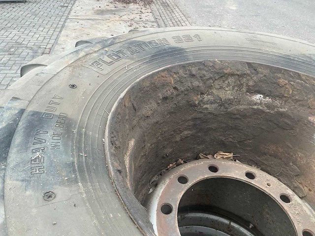 700/45-22.5 bandenset op 10 gaats velg voor graafmachine - afbeelding 7 van  17