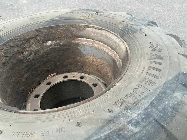 700/45-22.5 bandenset op 10 gaats velg voor graafmachine - afbeelding 8 van  17